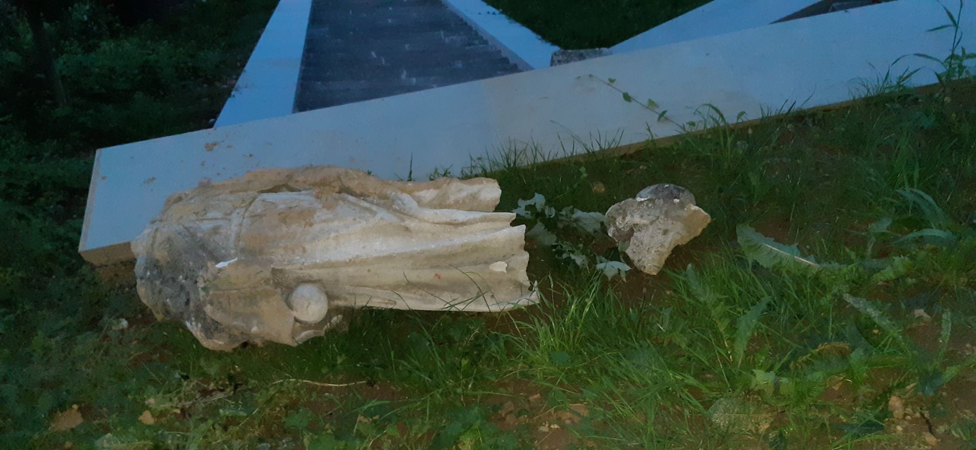 Uničen kip sv. Roka