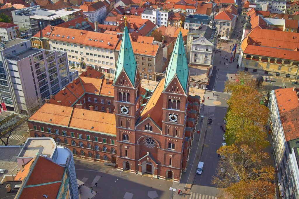 Frančiškanski samostan in bazilika Matere Usmiljenja v Mariboru iz zraka
